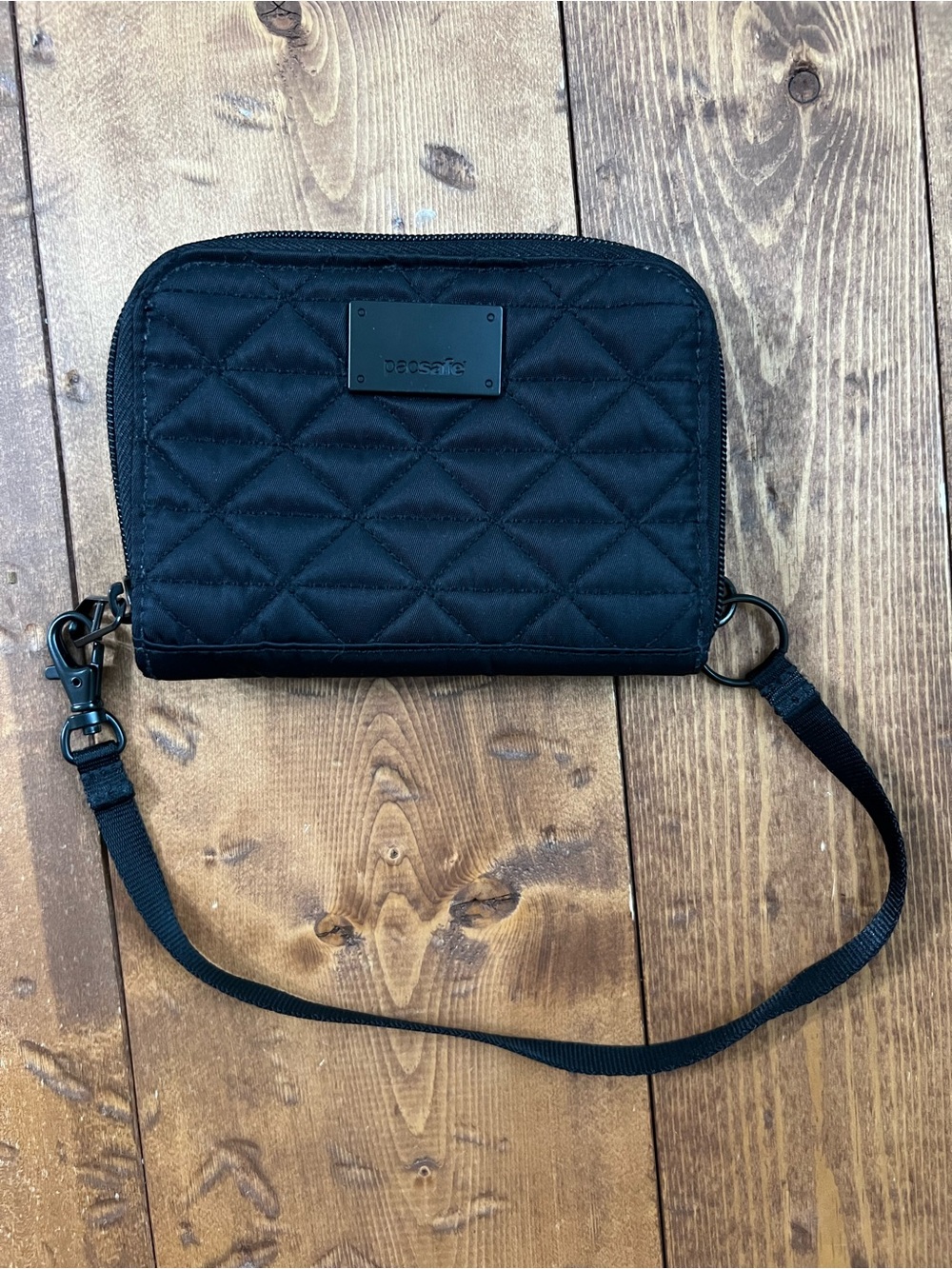 Pacsafe RFIDSAFE W150 Anti-Theft RFID Blocking Quilted Organizing Wristlet Black